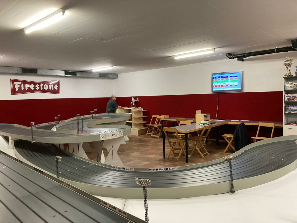 Blick in das Vereinslokal mit Slotcar-Rennbahn