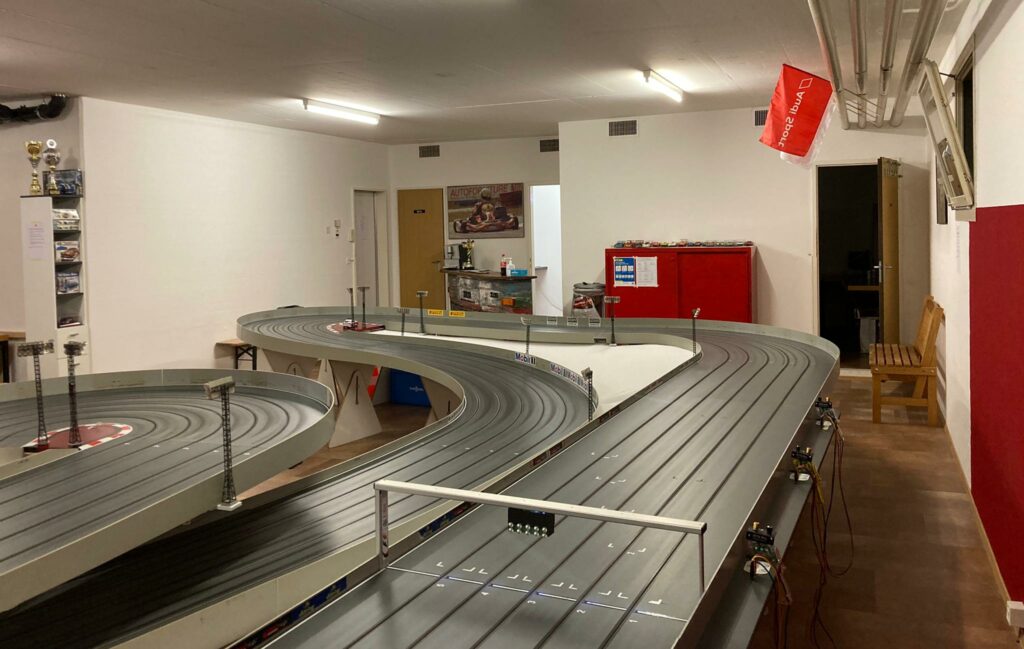 Kurven der mehrspurigen Slotcar-Rennbahn